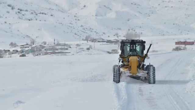 Doğu Anadolu'da karla mücadele çalışmaları sürüyor