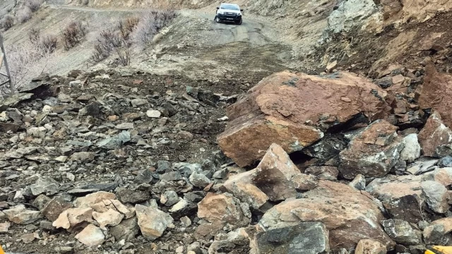 Siirt'te meydana gelen heyelan yolu ulaşıma kapattı