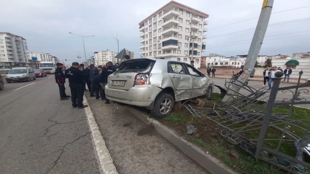 Elektrik direğine çarpan genç ağır yaralandı