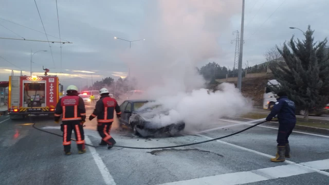 Malatya'da seyir halindeki otomobil alev aldı