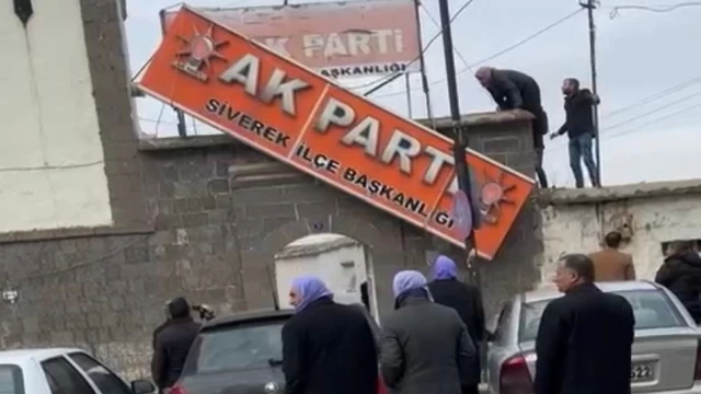 Şanlıurfa'da istifalar sonrası Ak Parti tabelası indirildi