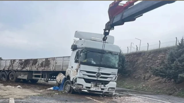 Şanlıurfa'da kaza! Devrilen tır yolu trafiğe kapattı