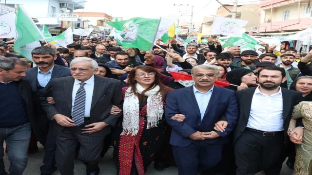 DEM Parti'nin Ceylanpınar seçim bürosuna yoğun katılım