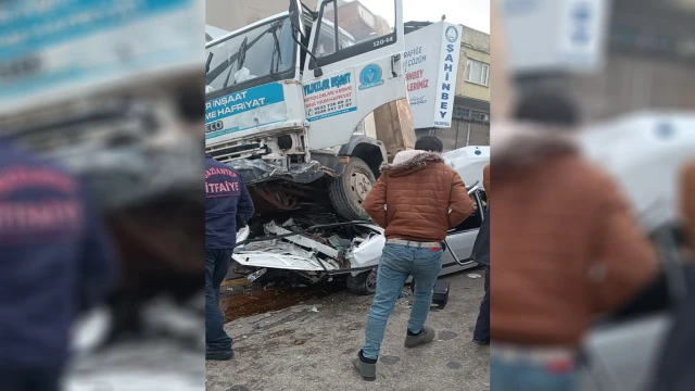 Gaziantep'te freni patlayan kamyonun 6 aracı hurdaya çevirdi