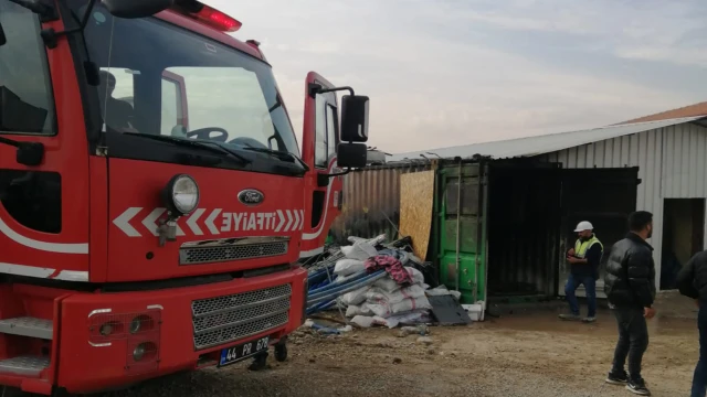 Malatya'da çarşı merkezi şantiye alanı deposunda yangın