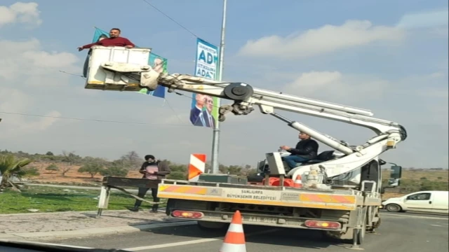 Şanlıurfa'da Belediye aracıyla AK Parti adayının posterleri asıldı