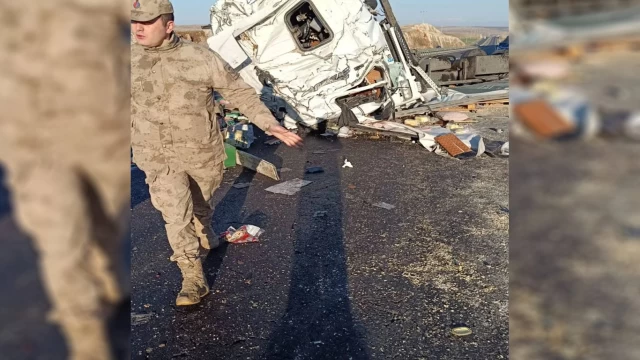 Şanlıurfa’da gıda yüklü tır devrildi: 1 yaralı