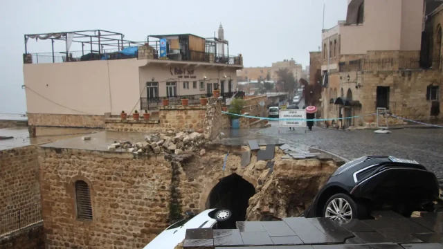 Mardin'de yağış sonrası yol çöktü 2 araç hasar aldı