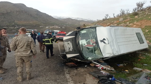 Öğrencileri taşıyan minibüs devrildi: 7 yaralı