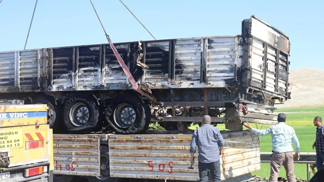 Şanlıurfa'da seyir halindeki tır alev aldı