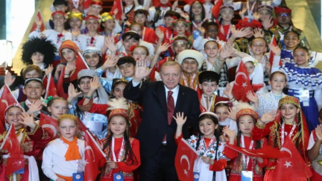 Cumhurbaşkanı Erdoğan Beştepe'de Dünya çocukları ile bir araya geldi