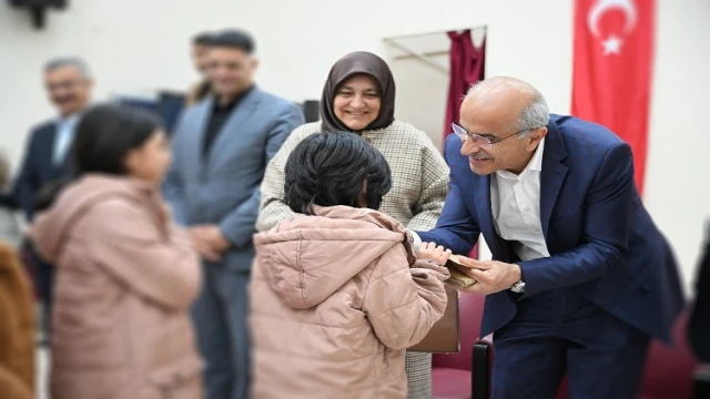 Başkan Er devlet korumasında olan çocukların bayramını kutladı