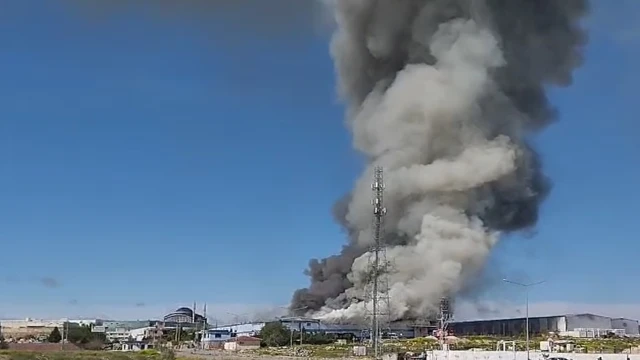 Şanlıurfa'da tekstil fabrikası alev alev yandı