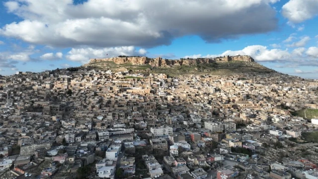 Mardin'in tarihi görünümünü bozan betonarme yapılar yıkılıyor