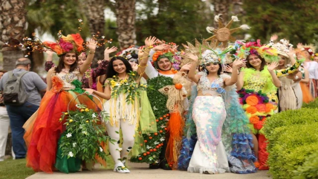 Yüz binlerce kişi Adana’da buluştu... Adana’da renkli karnaval