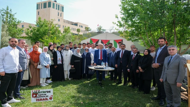 YÖK Üyesi Karaman öğrencilerin Filistin İçin Özgürlük çadırını ziyaret Etti