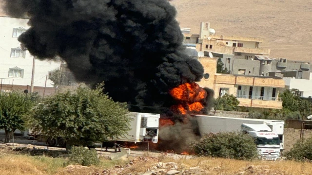 Mardin’de park halindeki tır yandı